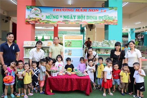Phụ huynh lớp Mầm 1 tham dự hoạt động chăm sóc giáo dục trẻ tại trường.
